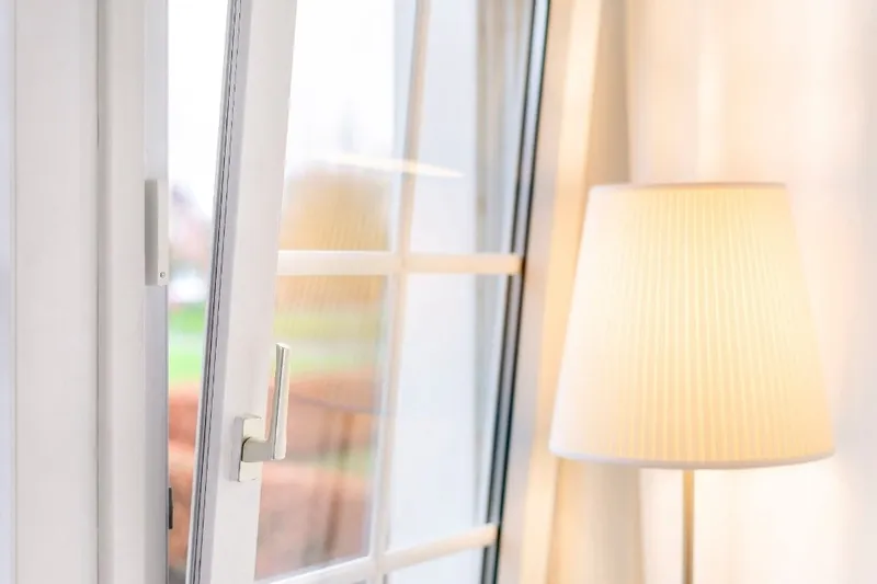 Fensterkontakt-Sensor an einem gekippten Fenster