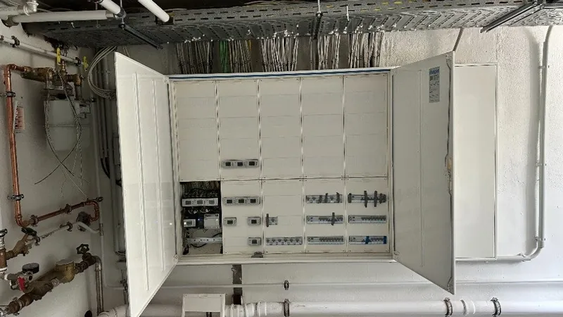 Fertig installierter Verteilerschrank mit Smart-Business-Verkabelung