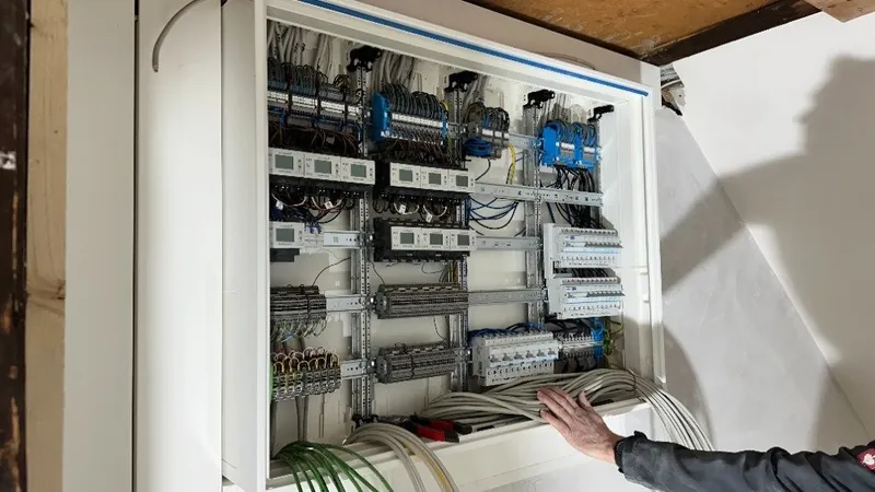 Schaltschrank im Rohbau während der Installation