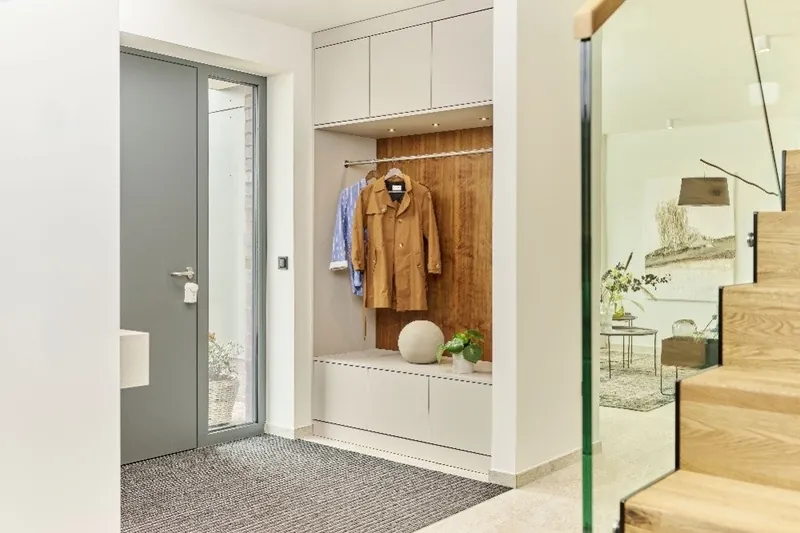 Moderner Eingangsbereich mit integrierter Smart-Home-Steuerung